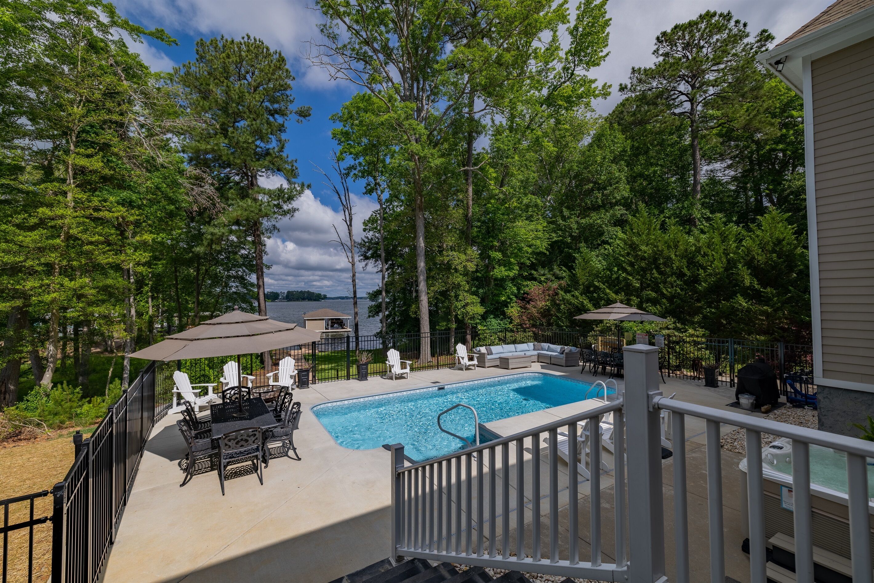 Lämmitetty uima-allas