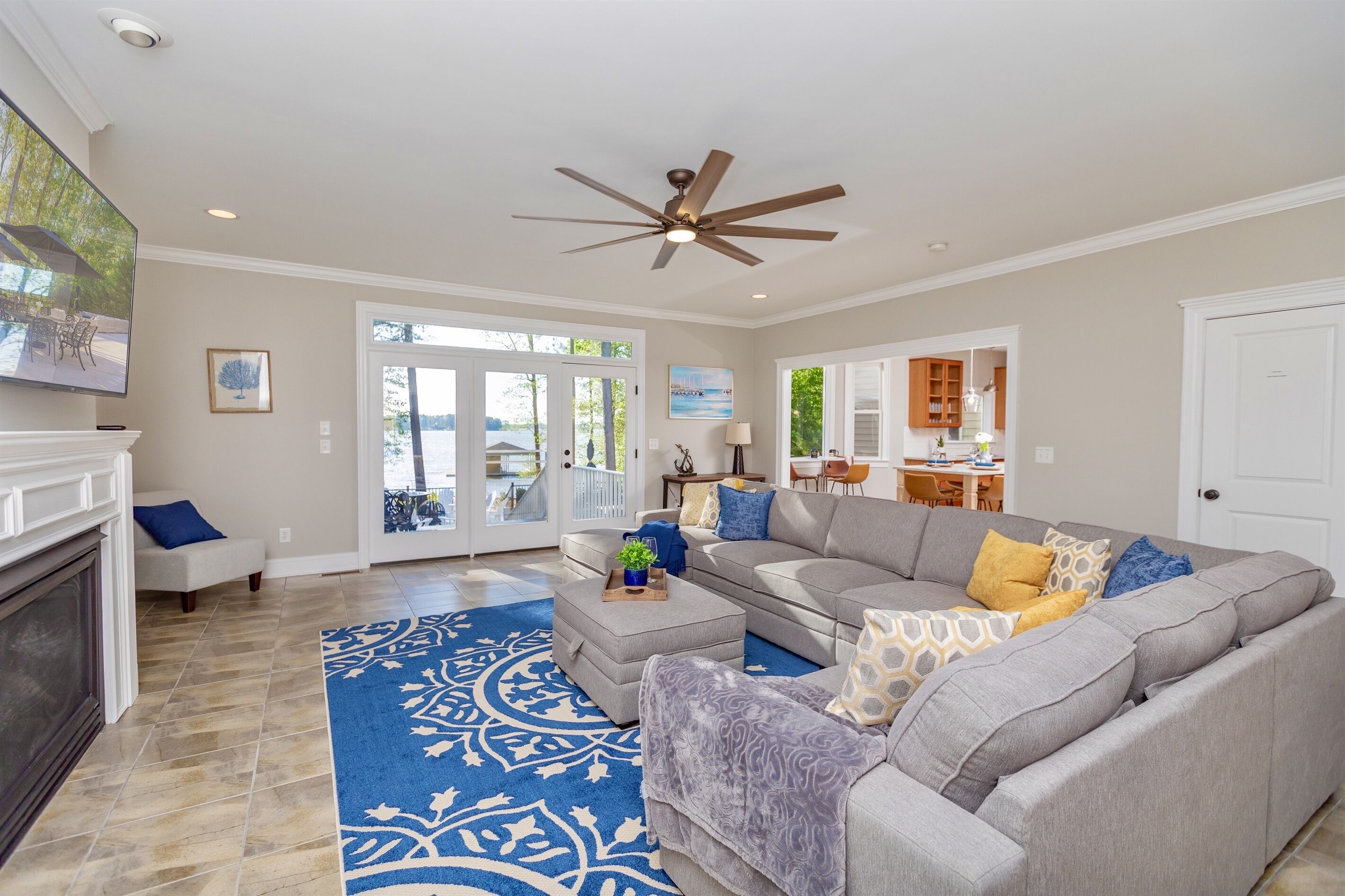 Smart TV, chimenea, videojuegos y reproductor de DVD 