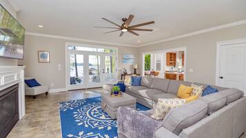 Una Smart TV, una chimenea, videojuegos, un reproductor de DVD