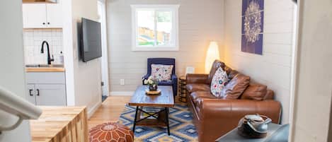 Smart TV, fireplace, Netflix, Hulu