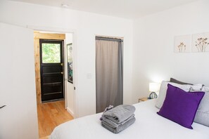 2 slaapkamers, een bureau, een strijkplank/strijkijzer, reisbedje