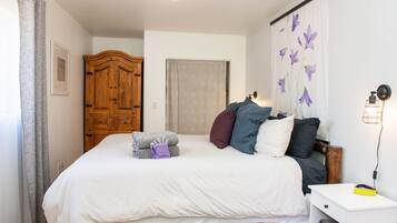 2 bedrooms, desk, iron/ironing board, travel crib