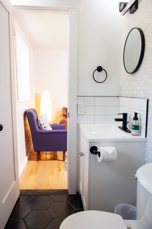 Een haardroger, handdoeken