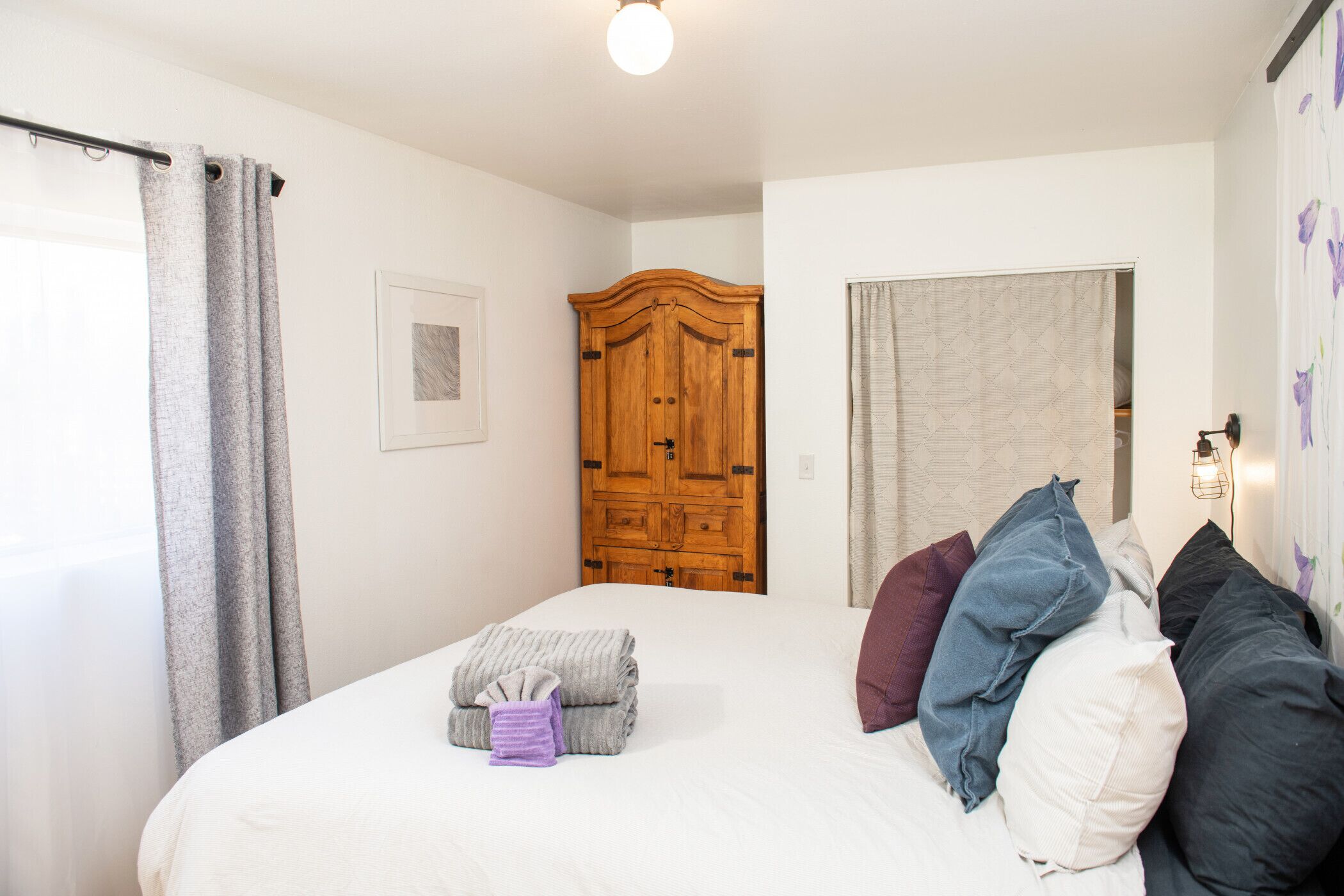 2 bedrooms, desk, iron/ironing board, travel crib