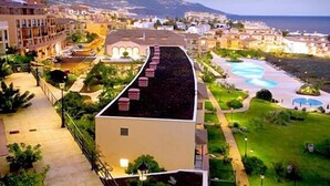 A coastal hotel with a pool, a garden, and a view of the sea. - Hotel Las Olas (Brena Baja)