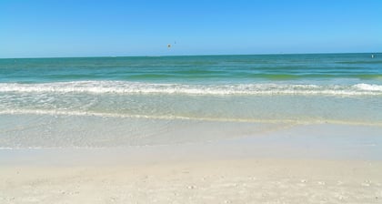 Clean & Modern, Close to Beach, Restaurants, Downtown SRQ!