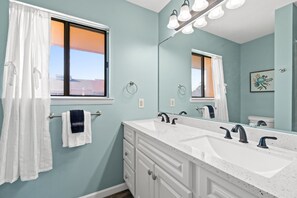 Baignoire, sĂšche-cheveux, serviettes fournies