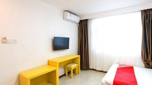 A hotel room with a bed, a TV, a desk, and an air conditioner. - Beijing Bincheng Hotel (Tongzhou)