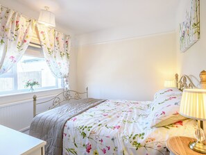 2 bedrooms, free WiFi, bed sheets - 2 bedroom accommodation in Pakefield, near Lowestoft (Pakefield, near Lowestoft)