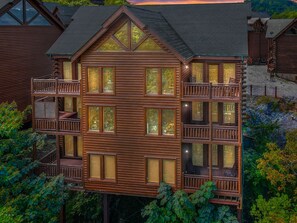 Ein mehrstöckiges Blockhaus mit mehreren Balkonen und großen Fenstern.