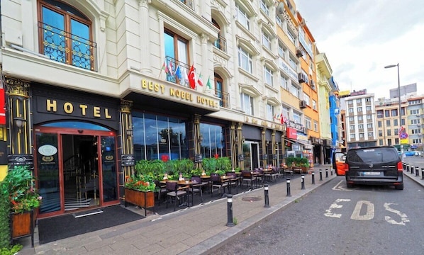 Outdoor dining - Grand Best Nobel Hotel 2 Istanbul (Istanbul)