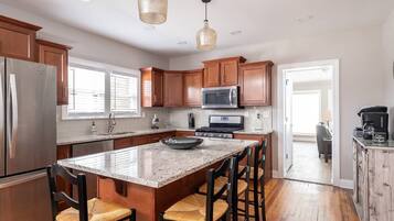 Køleskab, mikrobølgeovn, ovn, kogeplade