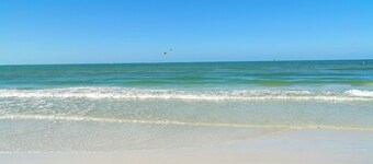 Clean & Modern, Close to Beach, Restaurants, Downtown SRQ!