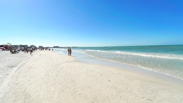 Playa en los alrededores, camastros y toallas de playa