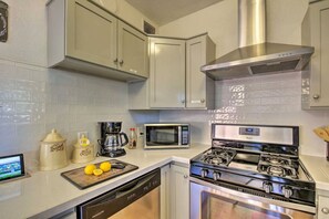 Jääkaappi, mikroaaltouuni, uuni, liesi