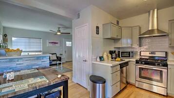 Jääkaappi, mikroaaltouuni, uuni, liesi