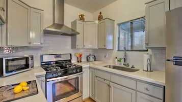 Geladeira, micro-ondas, fogão, cooktop