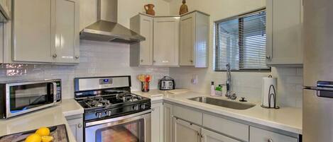 Een koelkast, een microgolfoven, een oven, een kookplaat