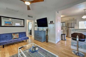 TV, offices - Phoenix Home | Pool & String Lights (Phoenix)