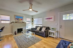 TV, offices - Phoenix Home | Pool & String Lights (Phoenix)