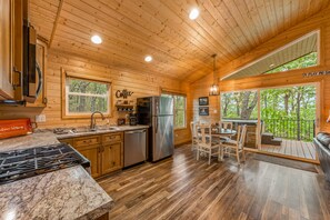 Fridge, microwave, oven, stovetop - Bud’s Place. Romantic getaway. Hot tub (Fort Payne)