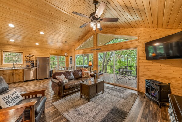 TV, fireplace - Bud’s Place. Romantic getaway. Hot tub (Fort Payne)