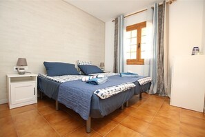 1 chambre, coffres-forts dans les chambres, fer et planche à repasser