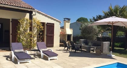 Villa with heated pool near the sea