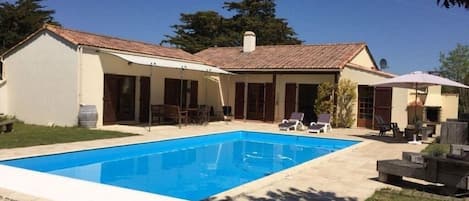 Een buitenzwembad, een verwarmd zwembad