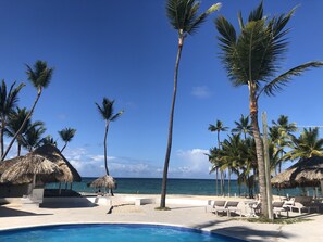 Outdoor pool - Beautiful 2 bedroom unit, free wifi, pool 3 minutes walk from beach  (Punta Cana)