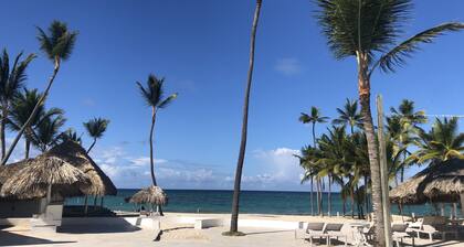 Beautiful 2 bedroom unit, free wifi, pool 3 minutes walk from beach