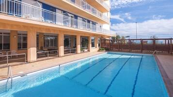 Una piscina al aire libre