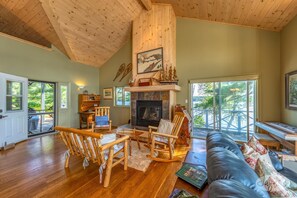 Una televisión, una chimenea