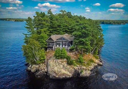 Private Island on Lake Muskoka! Cottage+guest house+bunkie! Sunsets!