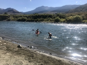 Playa en los alrededores y toallas de playa