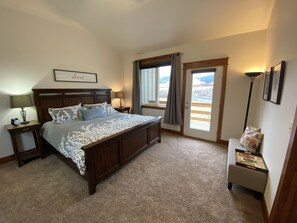 4 slaapkamers, een bureau, een strijkplank/strijkijzer, gratis wifi