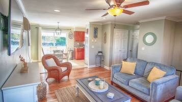 Smart-TV, Kamin, Tischfußball, Bücher