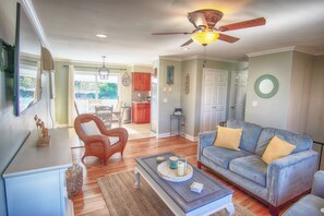 تلفزيون ذكي، مدفأة، كرة قدم الطاولة، كُتُب