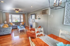 Een smart-tv, een open haard, tafelvoetbal en boeken