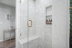 Chuveiro/banheira combinados, secador de cabelo, toalhas de banho 