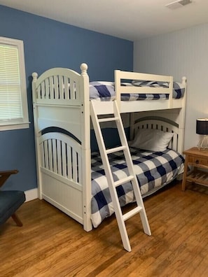 3 bedrooms, travel crib, WiFi, bed sheets