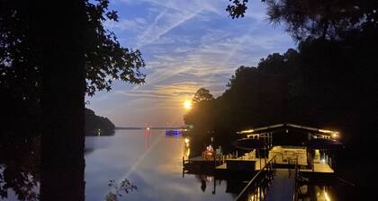 Winter discounts - book now! Lake Front - stunning view from private dock!