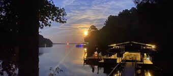 Winter discounts - book now! Lake Front - stunning view from private dock!