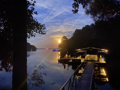 Winter discounts - book now! Lake Front - stunning view from private dock!