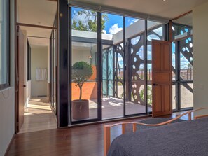 5 habitaciones, tabla de planchar con plancha y cuna de viaje