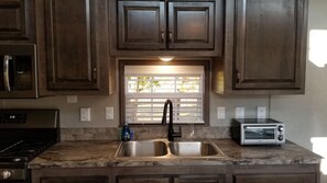 冷蔵庫、電子レンジ、オーブン、コンロ