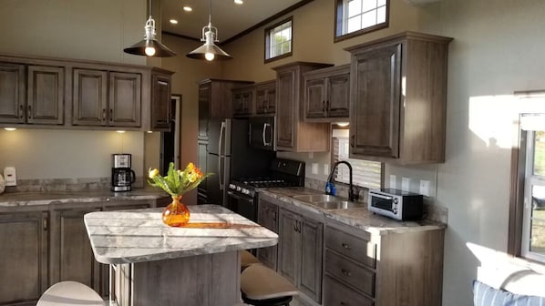 Kjøleskap, mikrobølgeovn, ovn og kokeplater