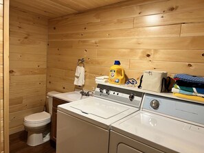 Douche, sèche-cheveux, serviettes fournies