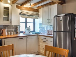 Oppvaskmaskin og høy barnestol