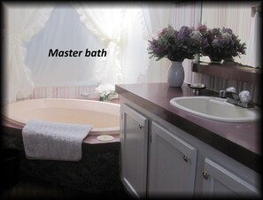 Combined shower/bathtub, hair dryer, towels, soap - Peace and tranquility as well as adventure await you at Magnolia Cottage (Asheville)